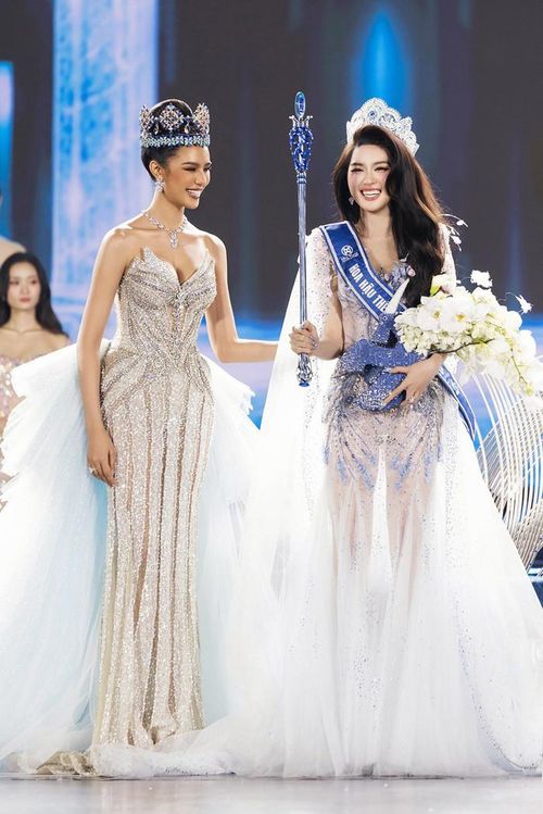 Phương Oanh và đương kim Miss World Opal Suchata.