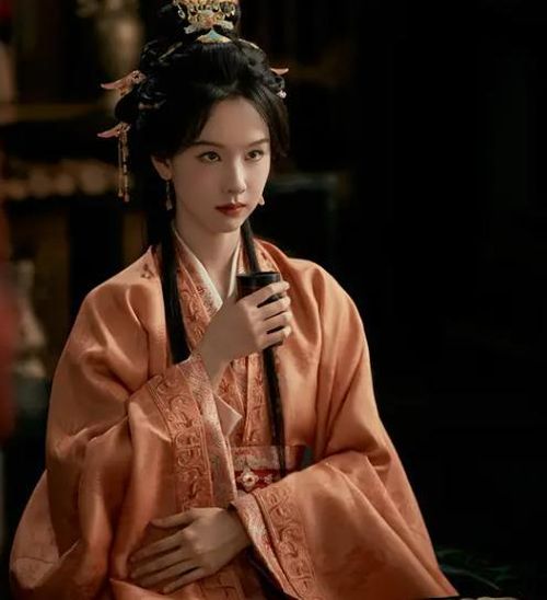 Anh mắt là điểm được đánh giá cao trong diễn xuất của Trần Đô Linh. 