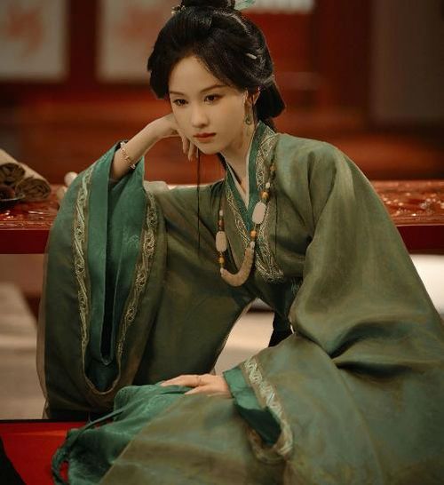 Trần Đô Linh gây ấn tượng bằng nụ cười nhẹ cùng cách xử lý biểu cảm khá tinh tế. 
