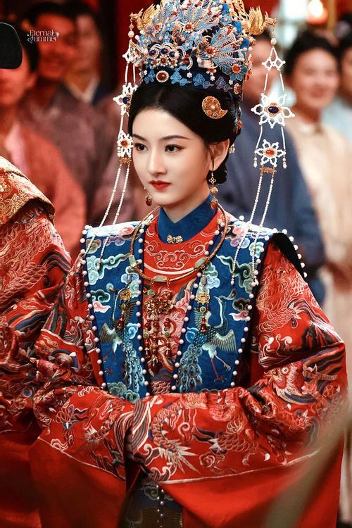 Sự trở lại của Tống Tổ Nhi cùng Trần Hâm Hải trong Biểu Muội Vạn Phúc nhận được nhiều sự quan tâm từ người hâm mộ. Lấy bối cảnh thời Minh, phim kể về Chân Gia Phù - tiểu thư nổi tiếng với tài chế tạo pháo hoa. Để thoát khỏi cuộc hôn nhân sắp đặt, cô chấp nhận một hôn ước giả với người biểu ca Bùi Hữu An. Ngoài câu chuyện tình cảm theo mô-típ cưới trước yêu sau, tác phẩm còn khắc họa hành trình tự lập và khẳng định giá trị của người phụ nữ trong xã hội phong kiến.