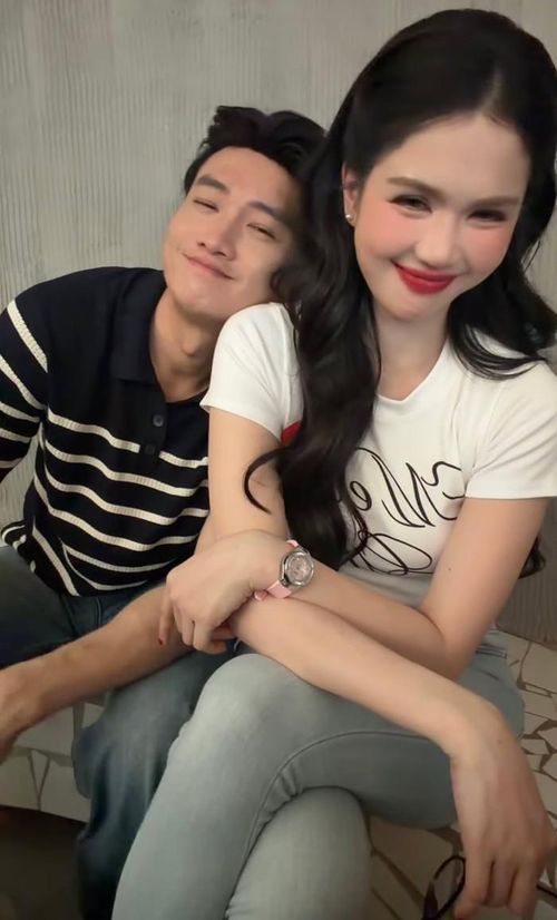 Quốc Trường và Ngọc Trinh nhiều lần trở thành tâm điểm bàn luận khi liên tục xuất hiện cùng nhau. 