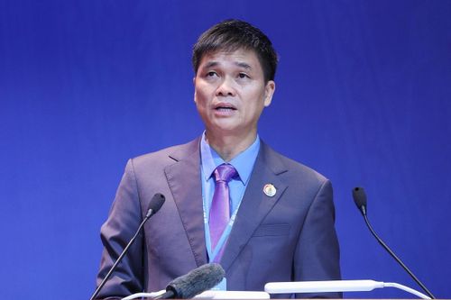 Ông Ngọ Duy Hiểu, Phó Chủ tịch Tổng LĐLĐ Việt Nam, trình bày Báo cáo tổng hợp kiến nghị của đoàn viên, người lao động và tổ chức Công đoàn đối với Đảng, Nhà nước