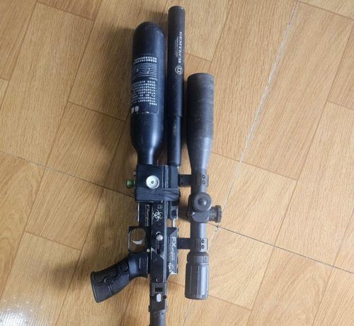 Khẩu súng hơi tự chế mang nhãn hiệu FX Airguns đã cướp cò khiến anh S.A.L bị thương nặng. Ảnh Công an Lai Châu