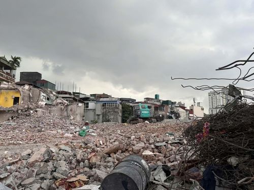 Những khối bê tông, gạch đá sau phá dỡ không chỉ là chất thải. Theo các chuyên gia, nếu được phân loại và xử lý đúng quy trình, chúng có thể trở thành nguồn vật liệu thứ cấp phục vụ san lấp, làm nền đường hoặc sản xuất vật liệu xây dựng mới. Ảnh: PV