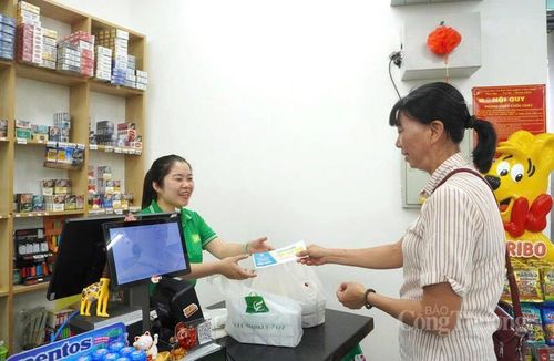 Công nhân lao động mua hàng tại điểm bán hàng phúc lợi đoàn viên cho đoàn viên phường Ngũ Hành Sơn