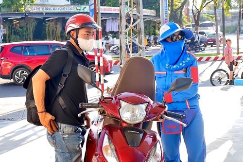 Nhân viên tại một số cửa hàng xăng dầu cho biết, mặc dù vẫn còn trường hợp người dân đến hỏi thông tin về xăng E10, nhưng so với trước đây đã giảm đi nhiều. Ảnh: Diễm Phúc