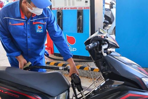 Việc người dân từng bước làm quen và chủ động lựa chọn xăng E10 được xem là tín hiệu tích cực cho lộ trình phát triển nhiên liệu sinh học tại Việt Nam. Ảnh: Diễm Phúc