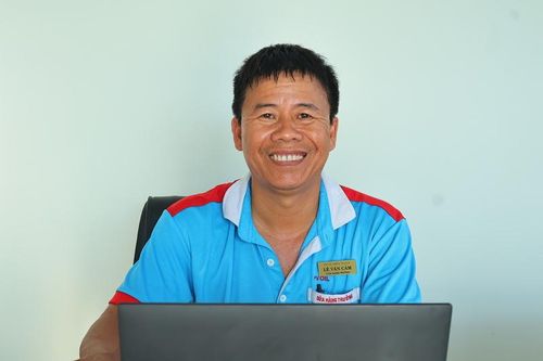 “Việc triển khai xăng E10 góp phần bảo đảm nguồn cung xăng dầu trong nước. Mặt khác, giúp giảm khí thải môi trường. Nên căn bản, sau thời gian sử dụng ổn định, người dân dần nhìn nhận mặt tích cực đó và không còn băn khoăn khi đến đổ xăng nữa”, ông Lê Văn Cảm, Cửa hàng trưởng Cửa hàng xăng dầu Nguyễn Hữu Thọ (Công ty CP Xăng dầu Dầu khí PV OIL Miền Trung) thông tin. Ảnh: Diễm Phúc