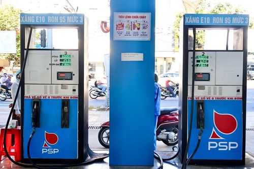 Theo báo cáo số liệu từ Công ty CP Xăng dầu Dầu khí PV OIL Miền Trung, trong 3 ngày đầu triển khai xăng E10, 45 cửa hàng trên địa bàn TP. Đà Nẵng đã cung cấp ra thị trường hơn 322.000 lít xăng E10, được đánh giá ở mức độ tương đối. Ảnh: Diễm Phúc