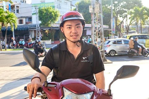 Anh Phạm Minh Tuấn (trú tại phường Thanh Khê) cho biết, đã sử dụng xăng E10 chạy liên tục trong những ngày qua. “Cá nhân mình chưa nhận thấy điểm bất thường gì, xe vẫn đang vận hành bình thường, mức tiêu hao nằm trong tầm kiểm soát nên cũng khá yên tâm”, anh Tuấn chia sẻ. Ảnh: Diễm Phúc