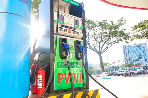 Các khu vực bán xăng E10 RON95 được bố trí bảng nhận diện rõ ràng, giúp người dân dễ dàng tiếp cận và lựa chọn loại nhiên liệu mới. Ảnh: Diễm Phúc