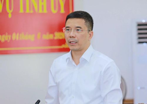 Phó Bí thư Thường trực Tỉnh ủy, Chủ tịch HĐND tỉnh Nguyễn Hồng Phong phát biểu tại hội nghị.