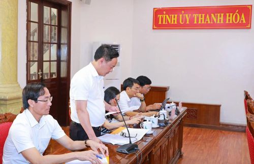 Giám đốc sở Nội vụ Lê Ngọc Hợp trình bày Phương án tổng thể sắp xếp thôn, tổ dân phố trên địa bàn tỉnh.