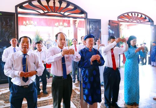 Đại biểu dâng hương Bà Chúa Xứ Bàu Mướp.