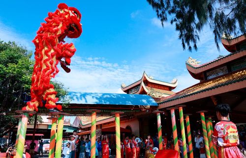 Tiết mục múa lân tại lễ hội.