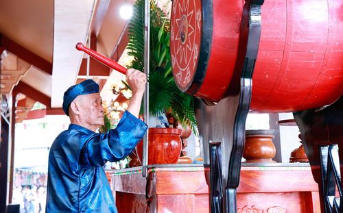 Ban Quản lý Miễu Bà Chúa Xứ Bàu Mướp thực hiện nghi thức đánh trống khai hội.