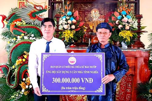 Ban Quản lý miễu Bà Chúa Xứ Bàu Mướp trao bảng tượng trưng tặng 5 căn nhà Tình nghĩa cho phường Thới Sơn.