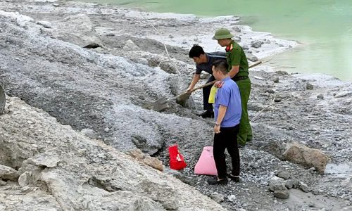  Tổ công tác liên ngành lấy mẫu chất thải rắn để giám định. 