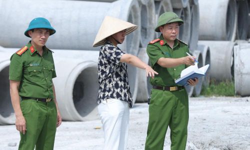  Cán bộ Công an tỉnh, phường Nhân Hòa làm việc với đại diện Công ty trách nhiệm hữu hạn xây dựng Đại An. 