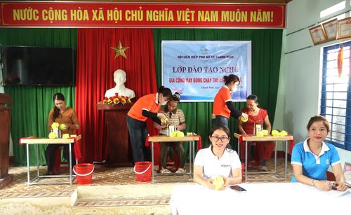Hội Liên hiệp Phụ nữ xã Thạnh Bình phối hợp với doanh nghiệp mở lớp đào tạo nghề cho hội viên phụ nữ nông thôn. Ảnh: LAM PHƯƠNG