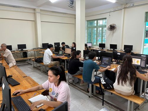 Các lớp đào tạo nghề giúp người lao động có nghề mới để sớm quay lại thị trường lao động hoặc tự tạo việc làm, cải thiện thu nhập. Ảnh: LAM PHƯƠNG