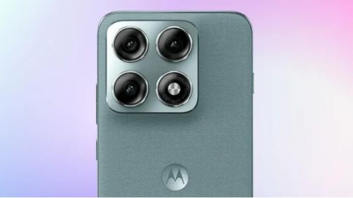 Cụm camera sau bao gồm 3 ống kính đều có độ phân giải 50MP