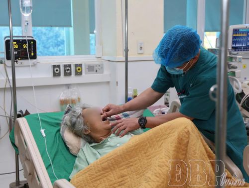 Bác sĩ Khoa Hồi sức tích cực và Chống độc thăm khám, theo dõi sức khỏe bệnh nhân.
