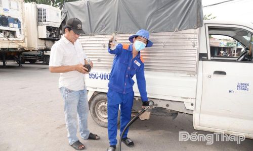Anh Dương Văn Phát đến đổ xăng E10 tại Cửa hàng xăng, dầu số 9 trực thuộc Công ty TNHH TMDV Xăng dầu Châu Thành trong sáng 1-6.