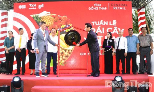 Đồng chí Nguyễn Thành Diệu, Tỉnh ủy viên, Phó Chủ tịch UBND tỉnh Đồng Tháp và ông Olivier Langlet, Tổng Giám đốc Tập đoàn Central Retail Việt Nam, thực hiện nghi thức khai mạc Tuần lễ trái cây Việt Nam năm 2026.