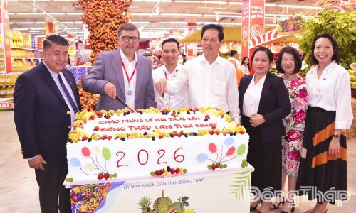 Đồng chí Nguyễn Thành Diệu, Tỉnh ủy viên, Phó Chủ tịch UBND tỉnh Đồng Tháp cùng các đại biểu tham quan tại GO! Mỹ Tho.