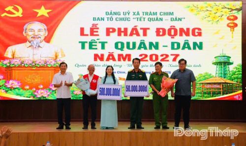 Đại diện các mạnh thường quân trao bảng tượng trưng hỗ trợ nguồn lực thực hiện các công trình an sinh xã hội trên địa bàn xã Tràm Chim.
