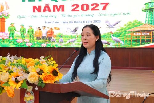 Đồng chí Mai Thị Ngọc Nhung, Phó Bí thư Thường trực Đảng ủy xã Tràm Chim phát biểu tiếp thu ý kiến và thể hiện quyết tâm triển khai hiệu quả các công trình, phần việc của chương trình.