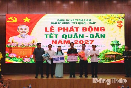 Đại diện các mạnh thường quân trao bảng tượng trưng hỗ trợ nguồn lực thực hiện các công trình an sinh xã hội trên địa bàn xã Tràm Chim.