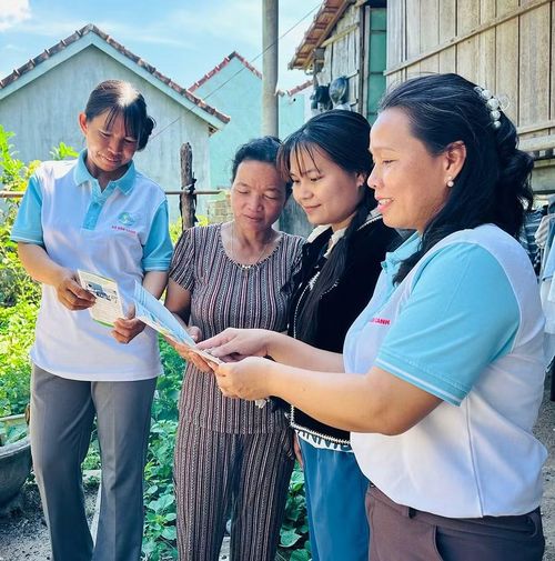  Cán bộ Hội Liên hiệp phụ nữ xã Vân Canh trực tiếp đến từng hộ dân để tuyên truyền, vận động phụ nữ không hút thuốc lá. Ảnh: C.H 