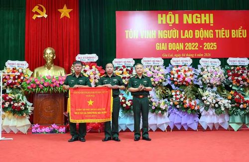  Đoàn KT-QP 72 đón nhận cờ thi đua của Chính phủ năm 2025. Ảnh: Anh Khoa 