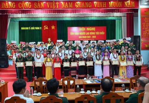 Đoàn KT-QP 72 tặng giấy khen cho 40 cá nhân có thành tích xuất sắc, tiêu biểu. Ảnh: Anh Khoa 