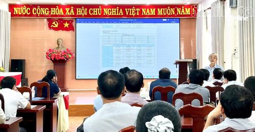 Phần mềm sinh sơ đồ phát đề hai môn tự chọn trong kỳ thi tốt nghiệp THPT của thầy Nguyễn Ngọc Thạnh được Sở Giáo dục và Đào tạo giới thiệu tại buổi tập huấn chuyên môn cho giáo viên trong tỉnh.
