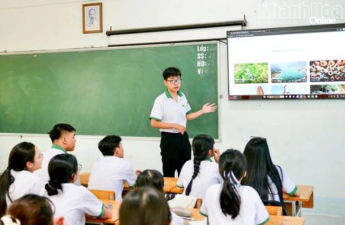 Học sinh Trường THPT Nguyễn Du - Ninh Sơn thuyết trình sản phẩm công nghệ trong tiết học Tin học ứng dụng AI.