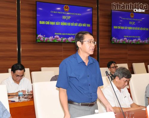 Lãnh đạo xã Diên Điền báo cáo tại cuộc họp.