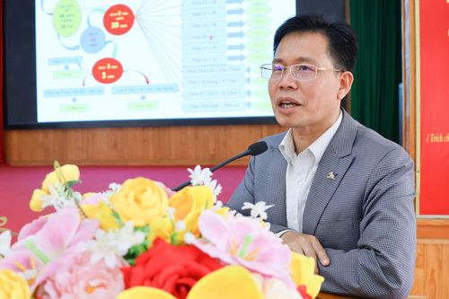 Đồng chí Trần Trung Hiếu – Bí thư Đảng ủy, Chủ tịch HĐND xã phát biểu tại hội nghị.