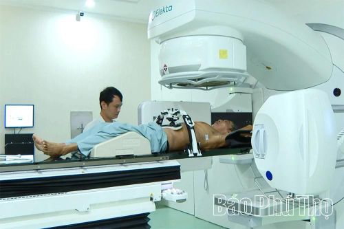Bệnh viện Đa khoa tỉnh triển khai kỹ thuật xạ trị điều biến thể tích cung tròn - một trong những kỹ thuật xạ trị tiên tiến nhất hiện nay, được vận hành trên hệ thống máy gia tốc VERSA HD.