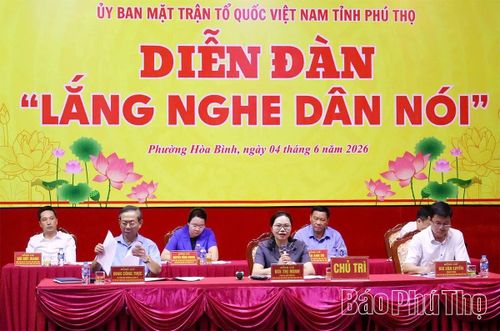 Đồng chí Phó Bí thư Tỉnh ủy, Chủ tịch Ủy ban MTTQ tỉnh Bùi Thị Minh cùng các đồng chí lãnh đạo Ủy ban MTTQ tỉnh chủ trì diễn đàn.
