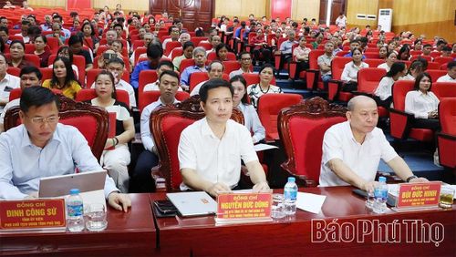 Đồng chí Phó Bí thư Tỉnh ủy, Chủ tịch HĐND tỉnh Bùi Đức Hinh và các đại biểu dự diễn đàn.