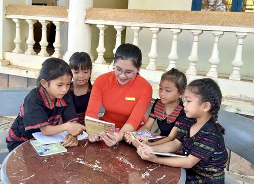 Trong giờ ra chơi, cô giáo Trần Thị Diễm Hà thường xuyên trò chuyện, hướng dẫn học sinh ôn bài - Ảnh: K.S