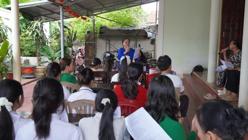 Câu lạc bộ Nghệ nhân hò khoan Lệ Thủy nỗ lực trao truyền di sản cha ông - Ảnh: M.Nhân