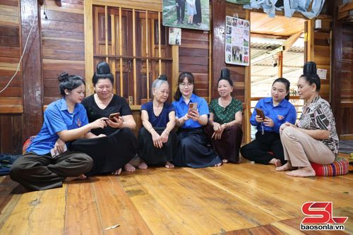 Đoàn viên, thanh niên xã Thuận Châu hỗ trợ người dân cài đặt và sử dụng ứng dụng VNeID