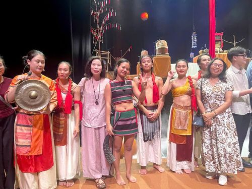 Diễn viên giao lưu cùng khán giả sau buổi diễn.