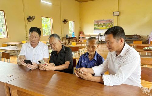 Đảng viên Chi bộ xóm Khang Thượng (xã Bình Yên) trao đổi cách sử dụng Sổ tay đảng viên điện tử trên điện thoại thông minh.