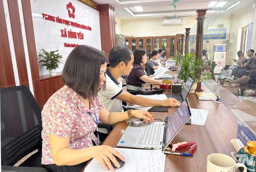 Bộ máy hành chính xã Bình Yên vận hành ổn định sau sáp nhập, đáp ứng tốt nhu cầu giải quyết thủ tục của người dân. Trong ảnh: Cán bộ Trung tâm Phục vụ hành chính công xã Bình Yên tiếp nhận, giải quyết hồ sơ cho công dân.
