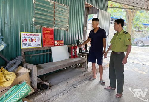 Lực lượng Kiểm lâm tuyên truyền, hướng dẫn chủ cơ sở chế biến gỗ thực hiện các quy định về phòng cháy, chữa cháy trong mùa nắng nóng.